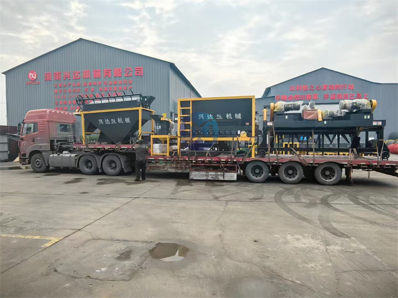 年產(chǎn)1萬噸雞糞粉末狀加工有機(jī)肥生產(chǎn)線發(fā)貨現(xiàn)場